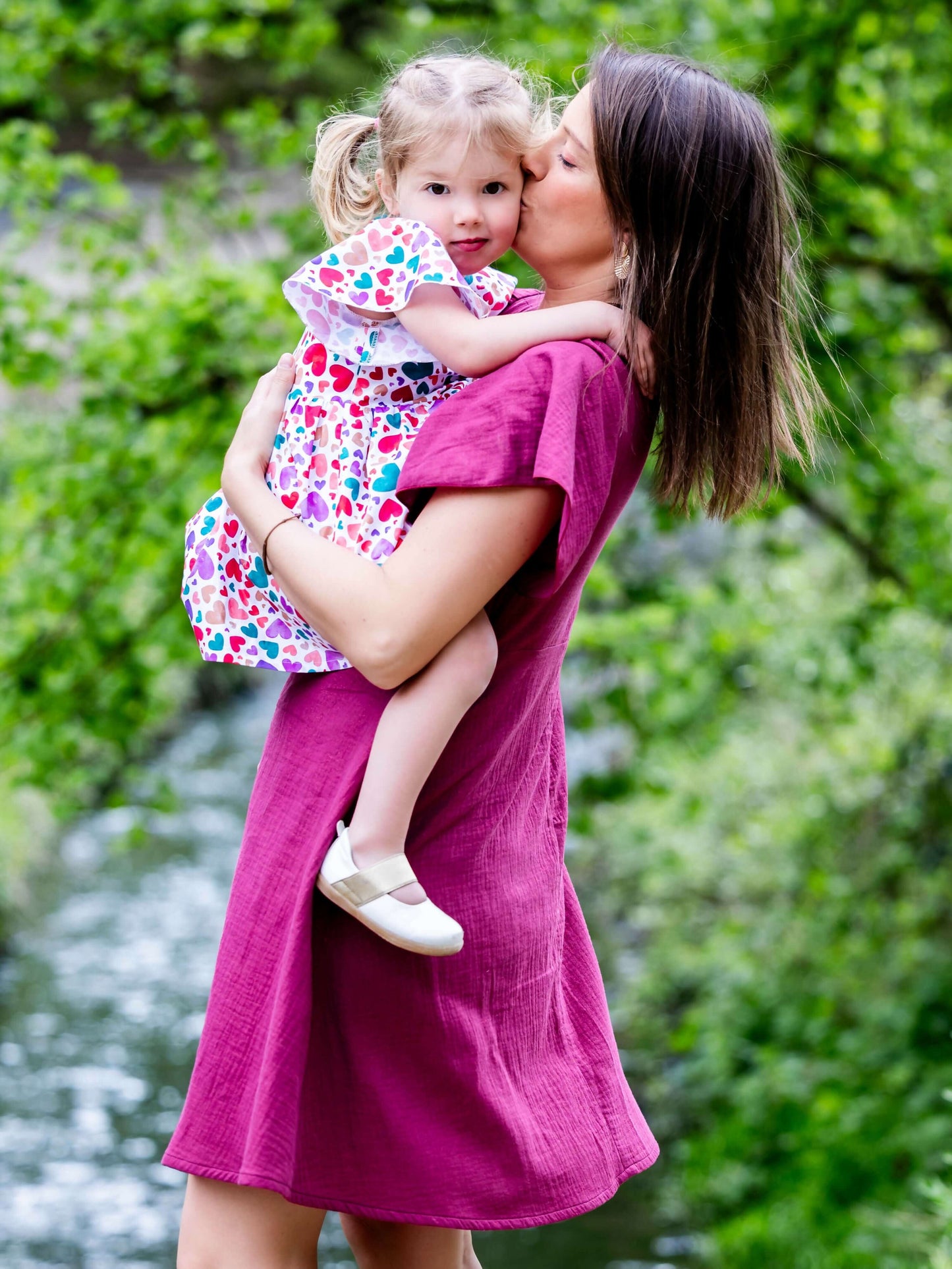 Mère et fille en tenues AIRELLE - La robe / blouse aux 1000 versions, patron de couture pdf à télécharger, dans un parc verdoyant.