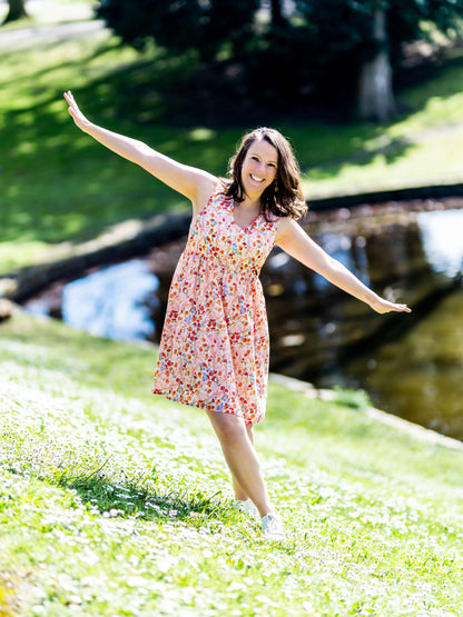 Femme portant AIRELLE - La robe / blouse aux 1000 versions, patron de couture PDF à télécharger, dans un parc ensoleillé.