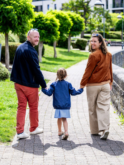 Famille portant AMANDE : le bomber en promenade, patron de couture pdf à télécharger.