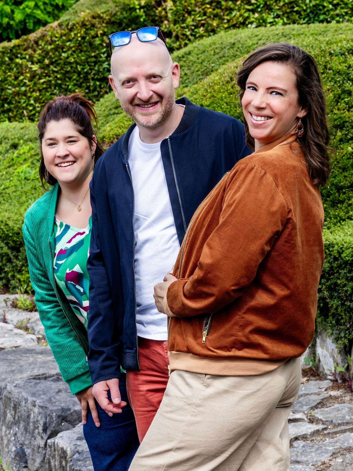 Trois personnes portant AMANDE : le bomber, un patron de couture pdf à télécharger.