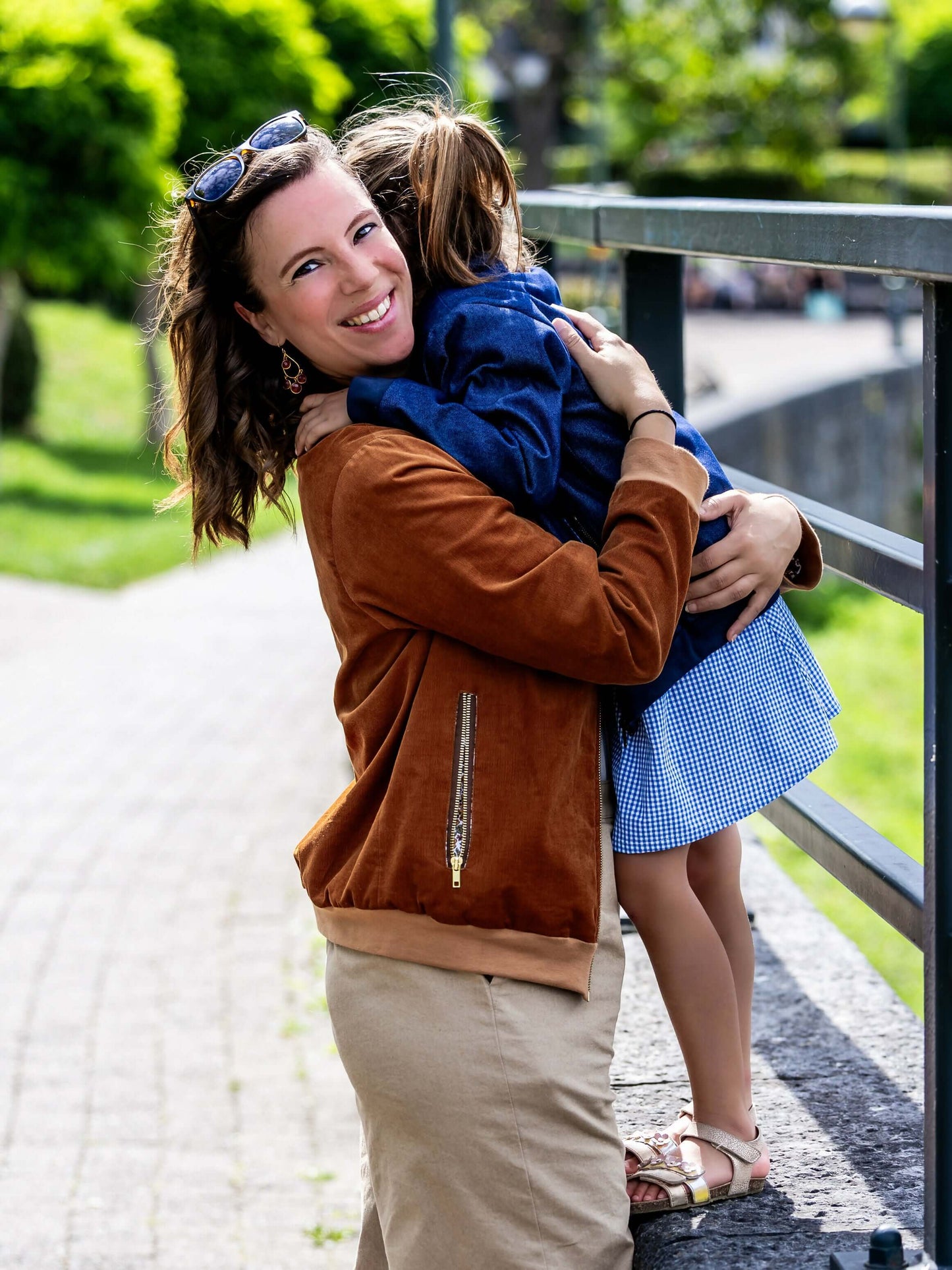 Femme portant le AMANDE : le bomber avec enfant, patron de couture PDF à télécharger, coupe oversize et poches zippées.