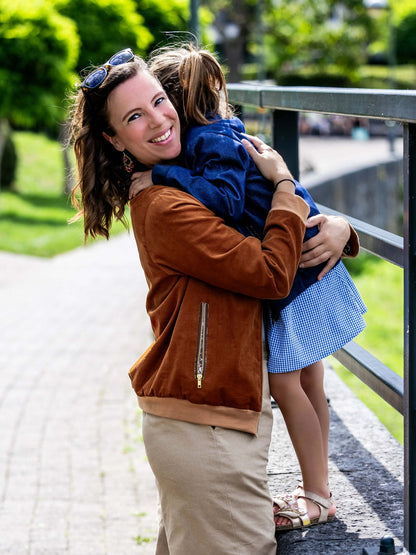 Femme portant le AMANDE : le bomber avec enfant, patron de couture PDF à télécharger, coupe oversize et poches zippées.