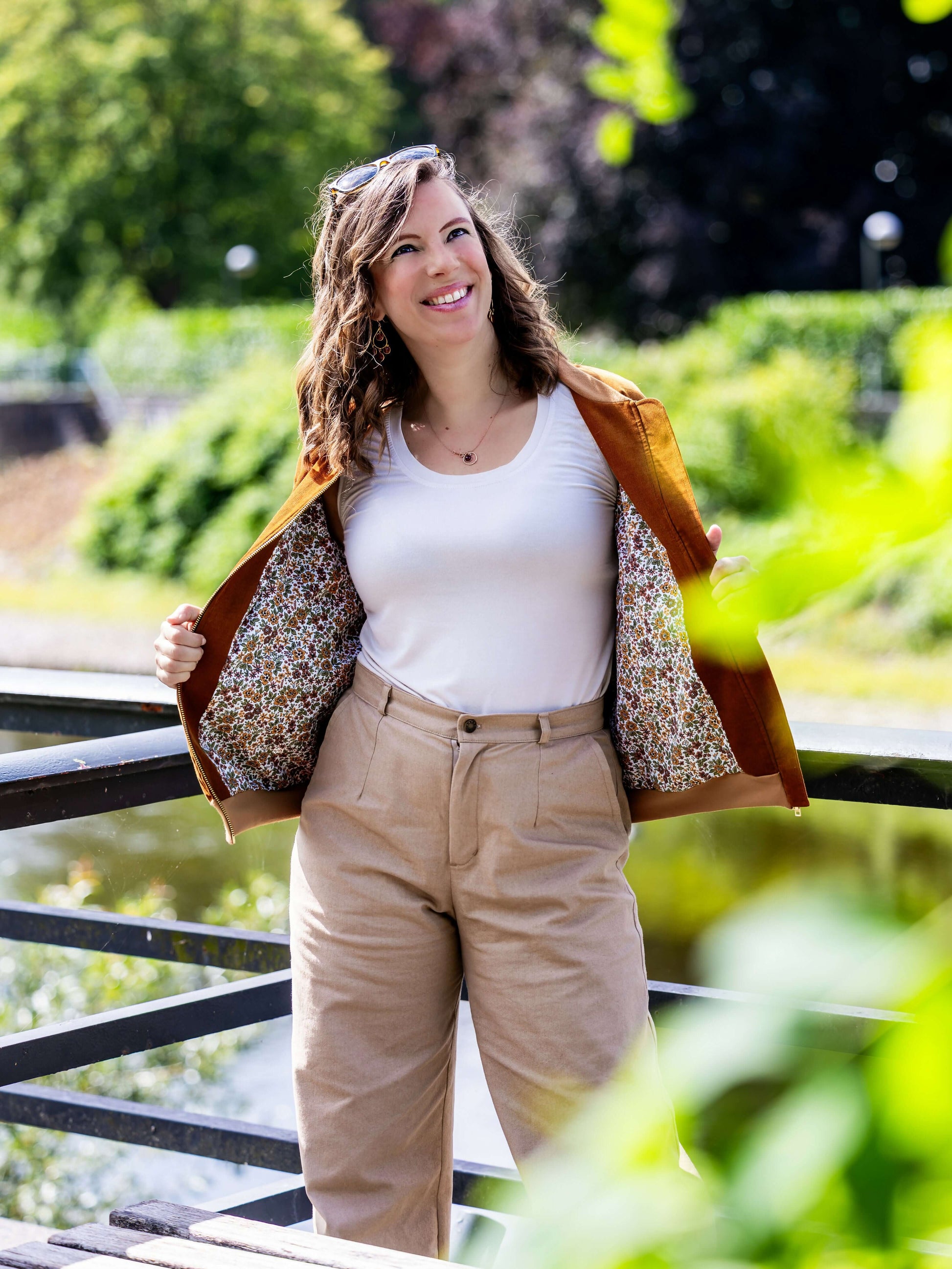 Femme portant AMANDE : le bomber avec un intérieur imprimé, patron de couture pdf à télécharger, idéale pour la mi-saison.