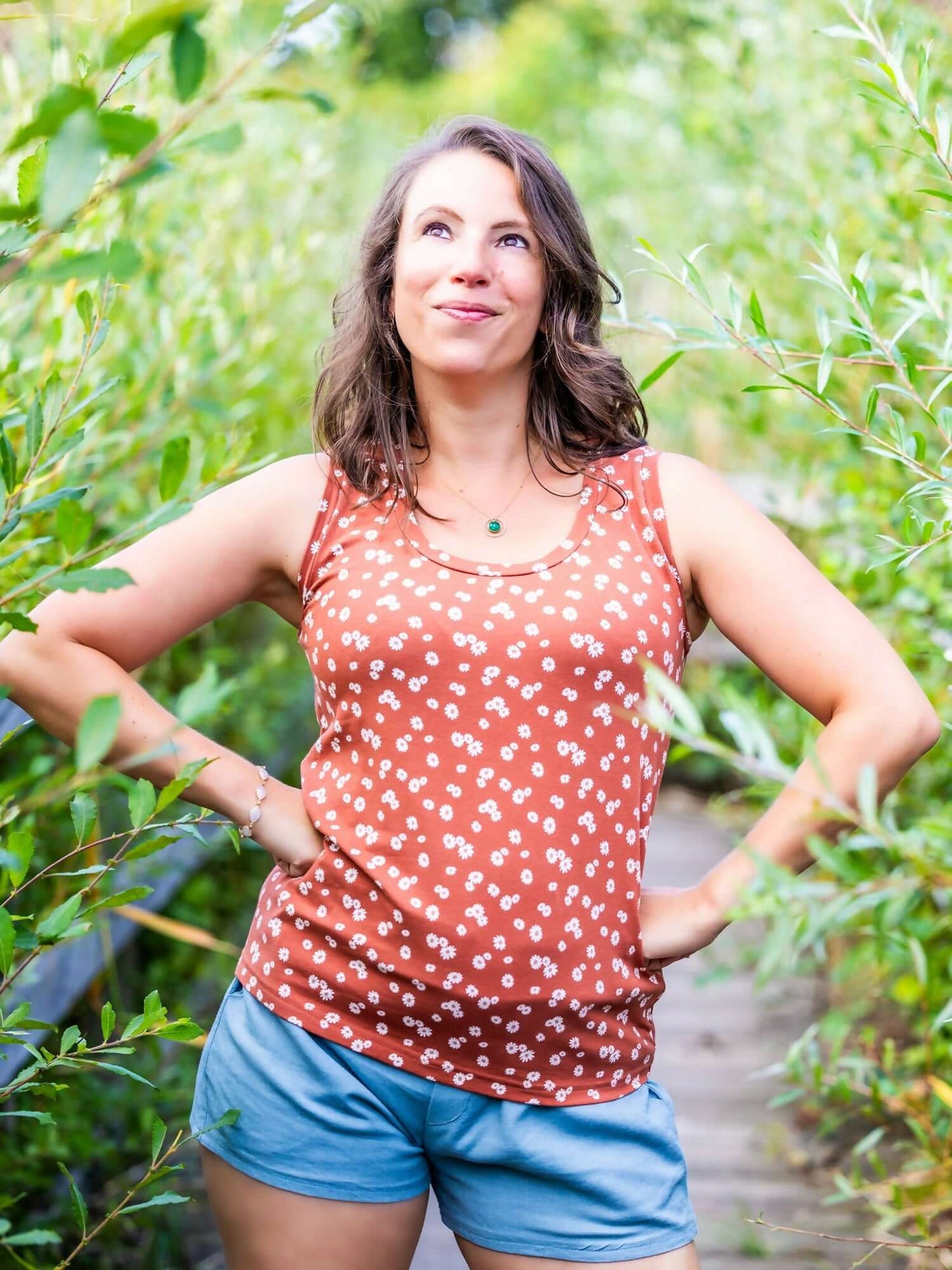 Femme portant ANANAS - le débardeur super facile à coudre, patron de couture pdf à télécharger, fond nature verdoyant.