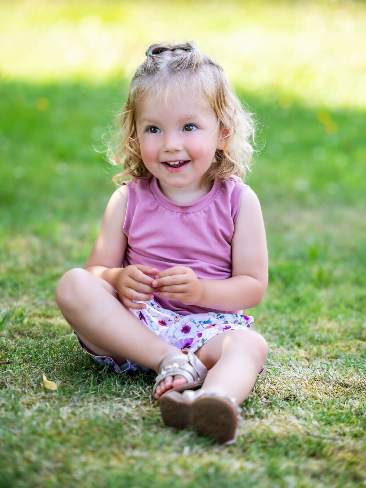 Enfant portant ANANAS - le débardeur super facile à coudre, patron de couture pdf à télécharger, assis dans l'herbe.