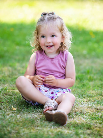 Enfant portant ANANAS - le débardeur super facile à coudre, patron de couture pdf à télécharger, assis dans l'herbe.