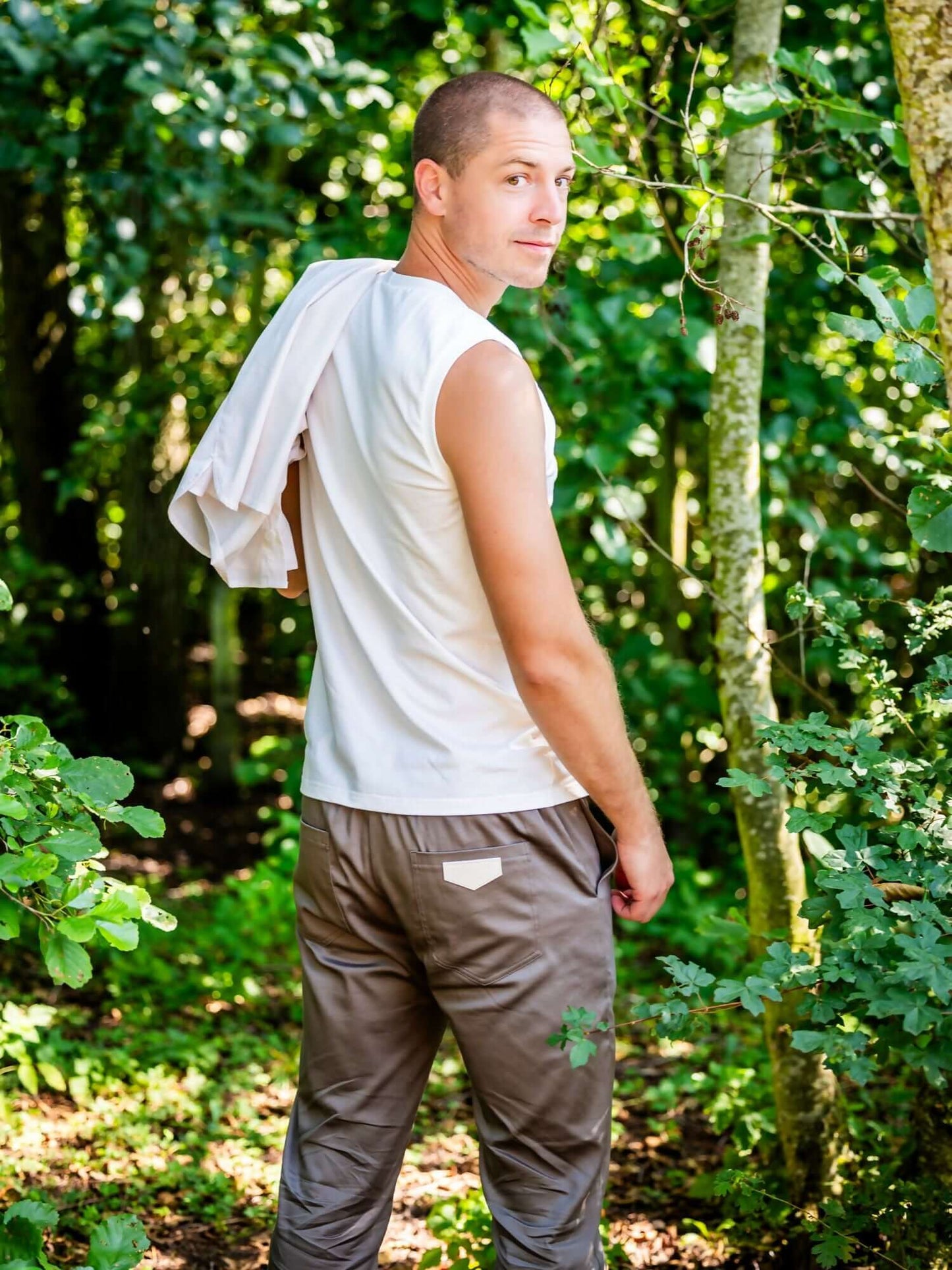 Homme portant ANANAS - le débardeur super facile à coudre, patron de couture pdf à télécharger, dans une forêt luxuriante.