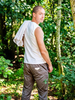 Homme portant ANANAS - le débardeur super facile à coudre, patron de couture pdf à télécharger, dans une forêt luxuriante.