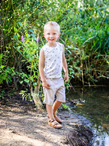 Enfant portant ANANAS - le débardeur super facile à coudre près d'un ruisseau, patron de couture pdf à télécharger pour tous.