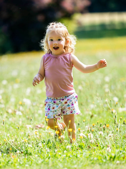 Enfant portant ANANAS - le débardeur super facile à coudre dans un champ de fleurs sauvages, patron de couture pdf à télécharger.