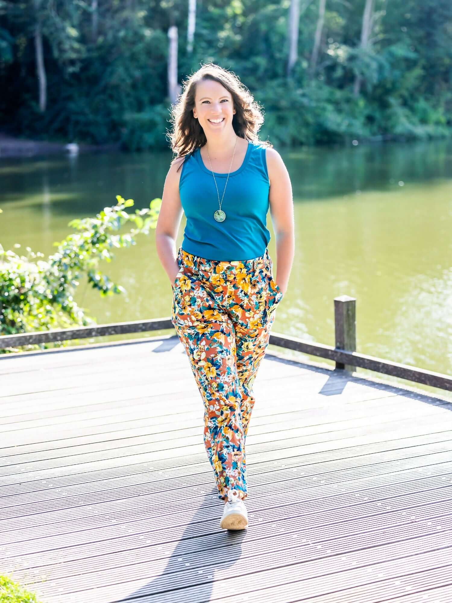 ANANAS - le débardeur super facile à coudre, modèle femme, patron de couture pdf à télécharger, débardeur bleu turquoise au bord d'un lac