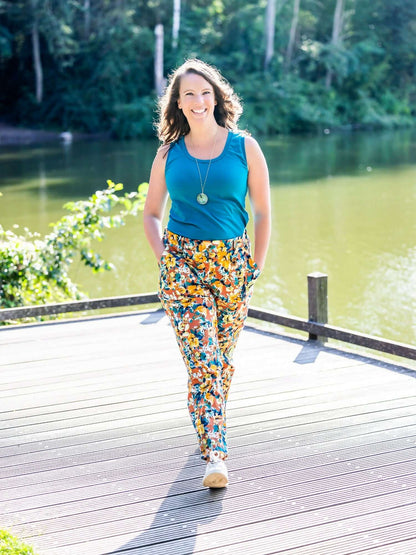 ANANAS - le débardeur super facile à coudre, modèle femme, patron de couture pdf à télécharger, débardeur bleu turquoise au bord d'un lac