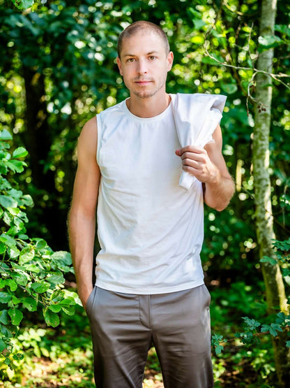 Homme portant ANANAS - le débardeur super facile à coudre, patron de couture PDF à télécharger, dans un cadre naturel.