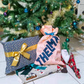 Cadeaux colorés et emballages créatifs sous un sapin de Noël, décorés de jolis plis et rubans.