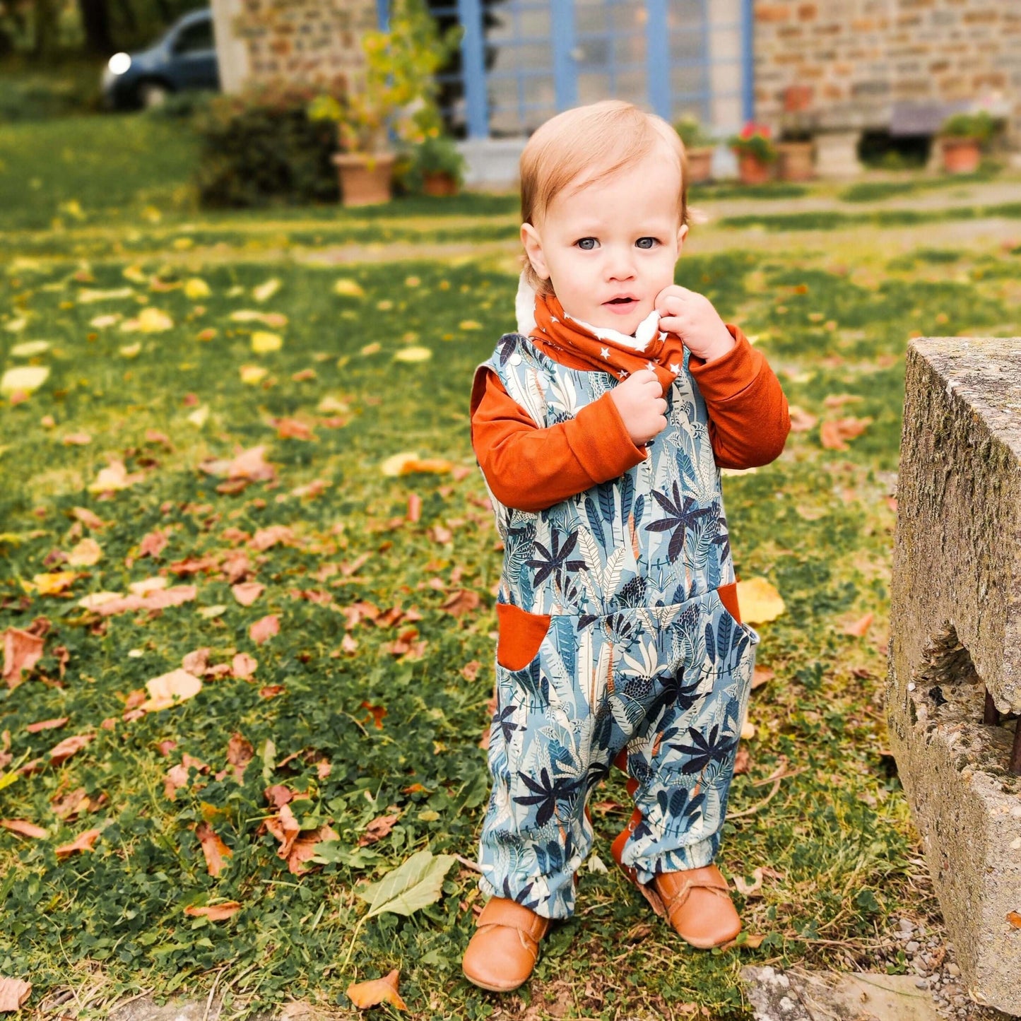 Enfant portant BERGAMOTE - La combinaison aux 54 versions avec patron de couture pdf à télécharger