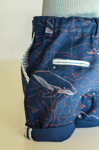 Bermuda BASALTE avec motifs marins, poches contrastées et détails soignés, parfait pour look décontracté ou cérémonies.