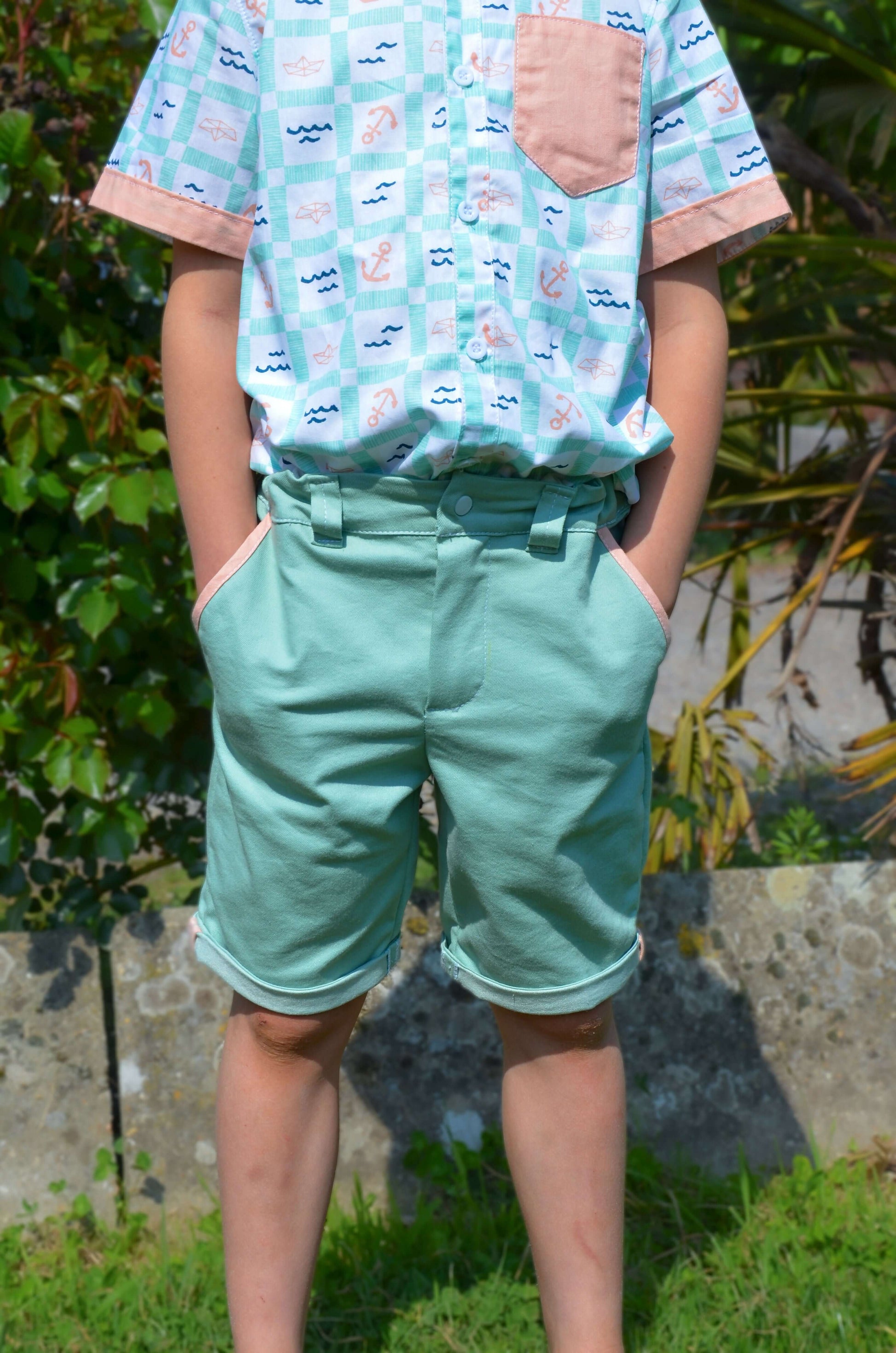Bermuda BASALTE pour enfants, style décontracté avec détails contrastés, idéal pour diverses occasions.