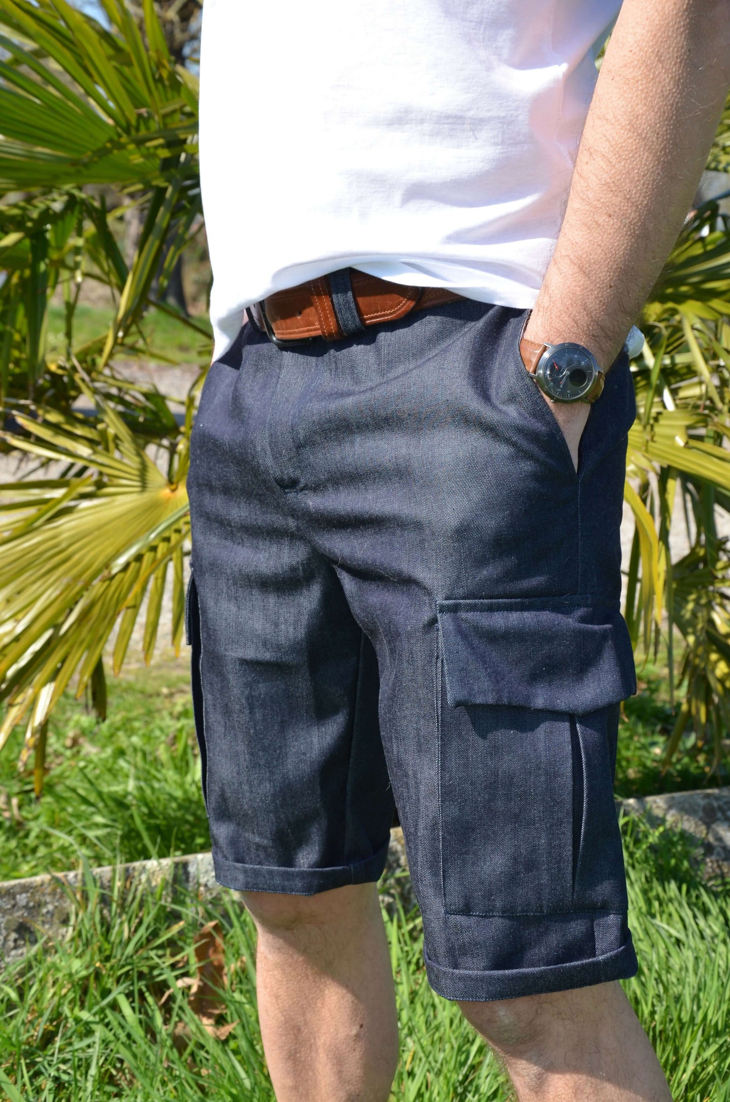 Bermuda tendance avec poches cargo, idéal pour l'été, se mariant bien avec des chemises ou polos.