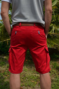 Bermuda tendance rouge avec poches cargo et passepoilées, parfait pour l'été, à assortir avec une chemise ou un polo.