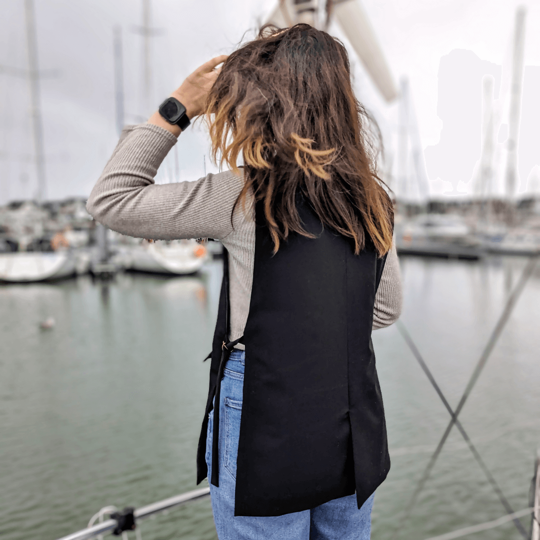 Blazer Isatis | Taille 32 à 52 en noir, vu de dos avec côtés ouverts et rubans ajustables, patron de couture pdf à télécharger