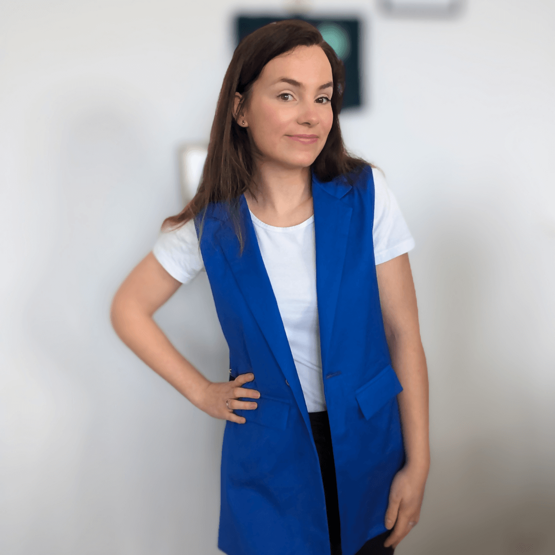 Femme portant le Blazer Isatis | Taille 32 à 52 avec rubans ajustables et bouton, patron de couture pdf à télécharger.