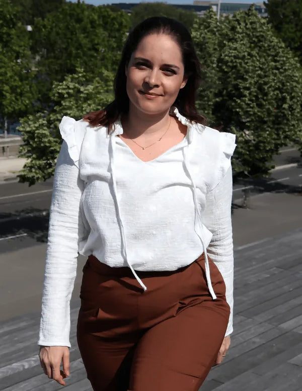 Femme portant la Blouse Anémone, patron de couture PDF à télécharger, élégante et chic pour événements comme soirées et mariages.