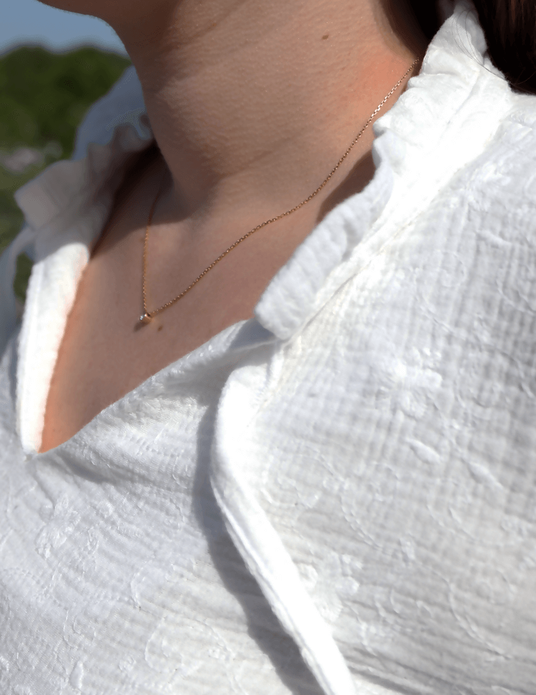 Blouse Anémone en gros plan avec texturé blanc, patron de couture PDF à télécharger pour un look élégant et chic.