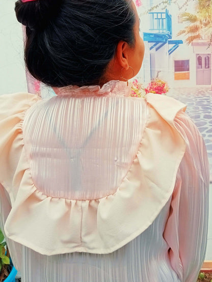 Vue arrière d'une blouse pleine de volants, avec col montant et plis, idéale pour couture DIY.