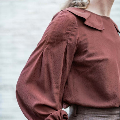 Blouse OYANA - 32 au 56 avec col raffiné et manches longues, patron de couture pdf à télécharger, vue de profil élégante.