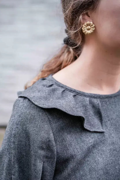 Blouse OYANA - 32 au 56 avec col élégant et plis délicats, patron de couture pdf à télécharger, détail de la manche droite.