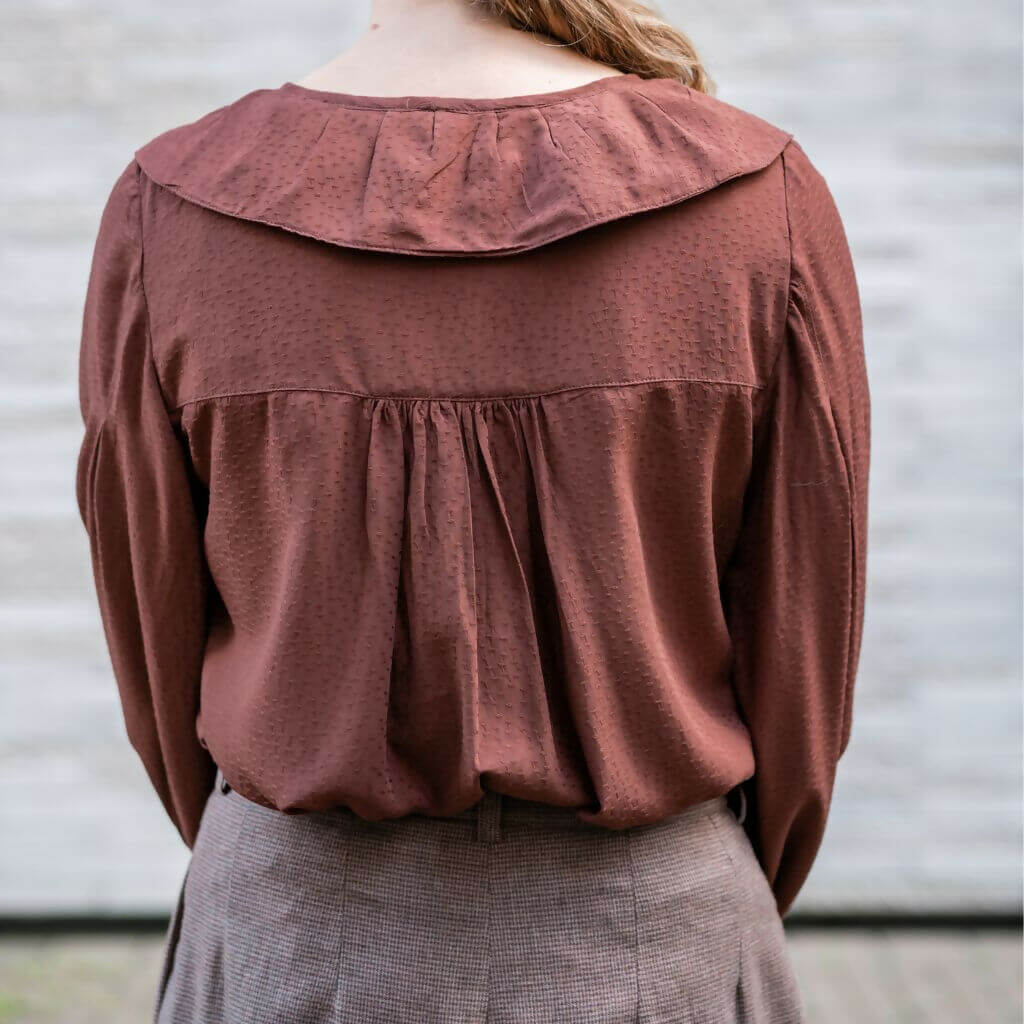 Blouse OYANA - 32 au 56 vue de dos, mettant en valeur le patron de couture pdf à télécharger avec col raffiné et manches élégantes.