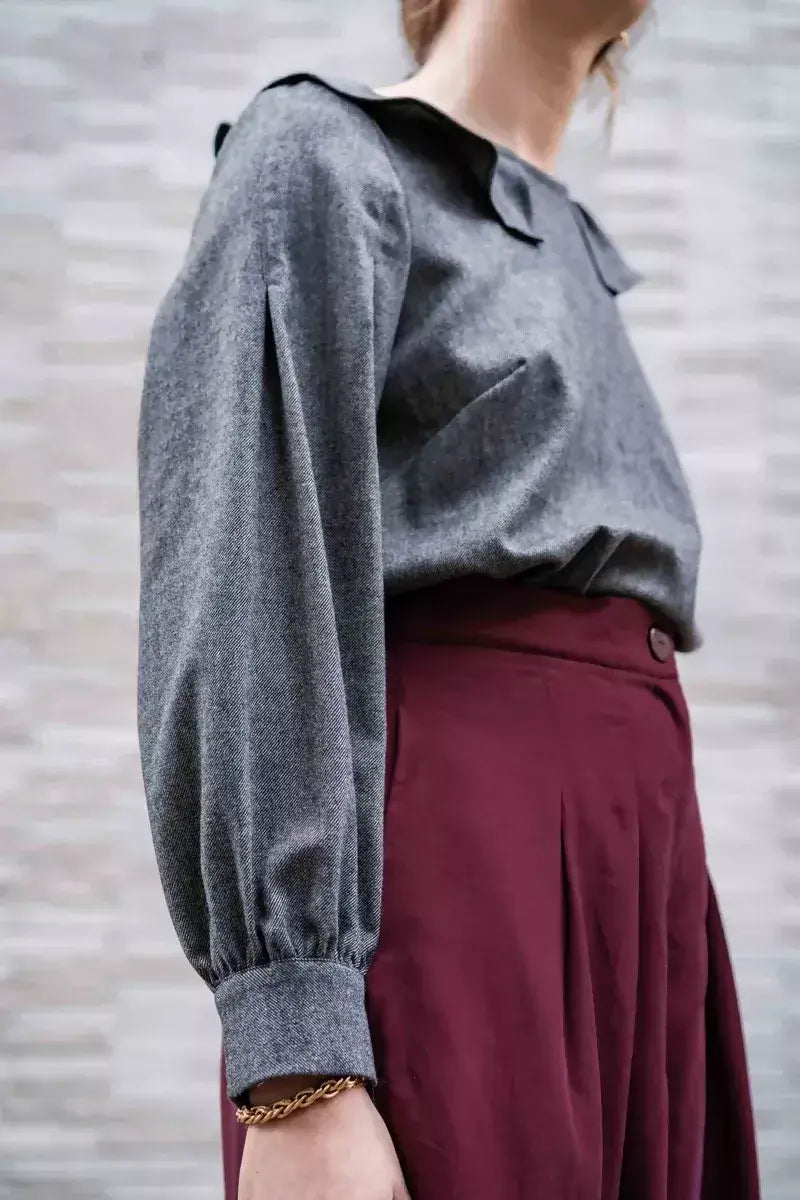 Blouse OYANA - 32 au 56 avec patron de couture pdf à télécharger, manches plissées et col élégant, vue de côté