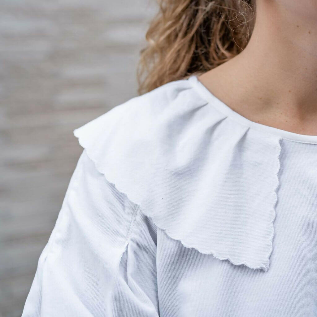 Blouse OYANA - 32 au 56, patron de couture PDF à télécharger, vue du col raffiné avec plis élégants et manches longues structurées.