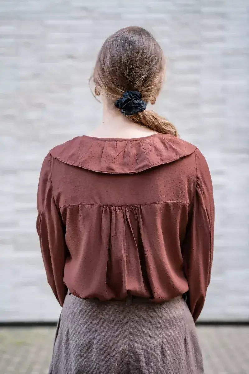 Vue arrière de la Blouse OYANA - 32 au 56, patron de couture pdf à télécharger, avec col raffiné et manches longues élégantes.