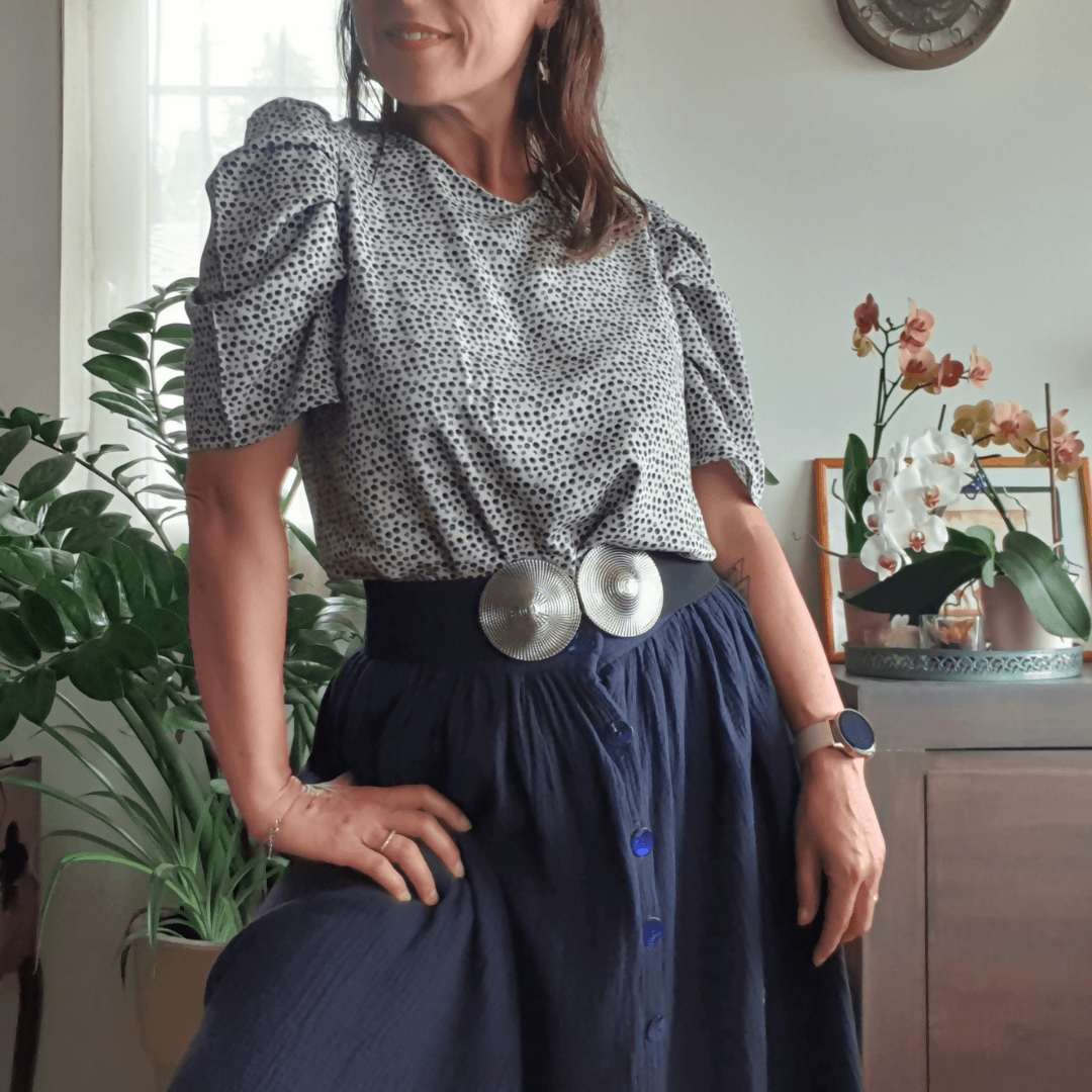 Femme portant la Blouse Quetzal | Taille 32 à 50, patron de couture PDF à télécharger, avec manches bouffantes et nœud délicat.