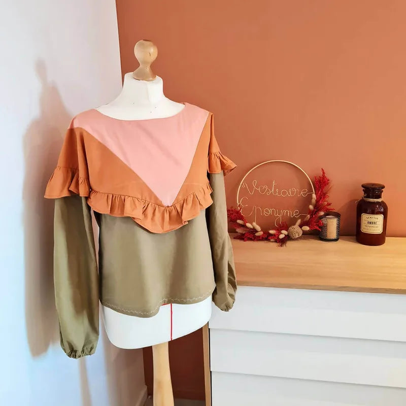 Alt Tag: Blouse - Robe Embrun réalisée avec patron de couture pdf à télécharger, exposée sur un mannequin dans un intérieur chaleureux.