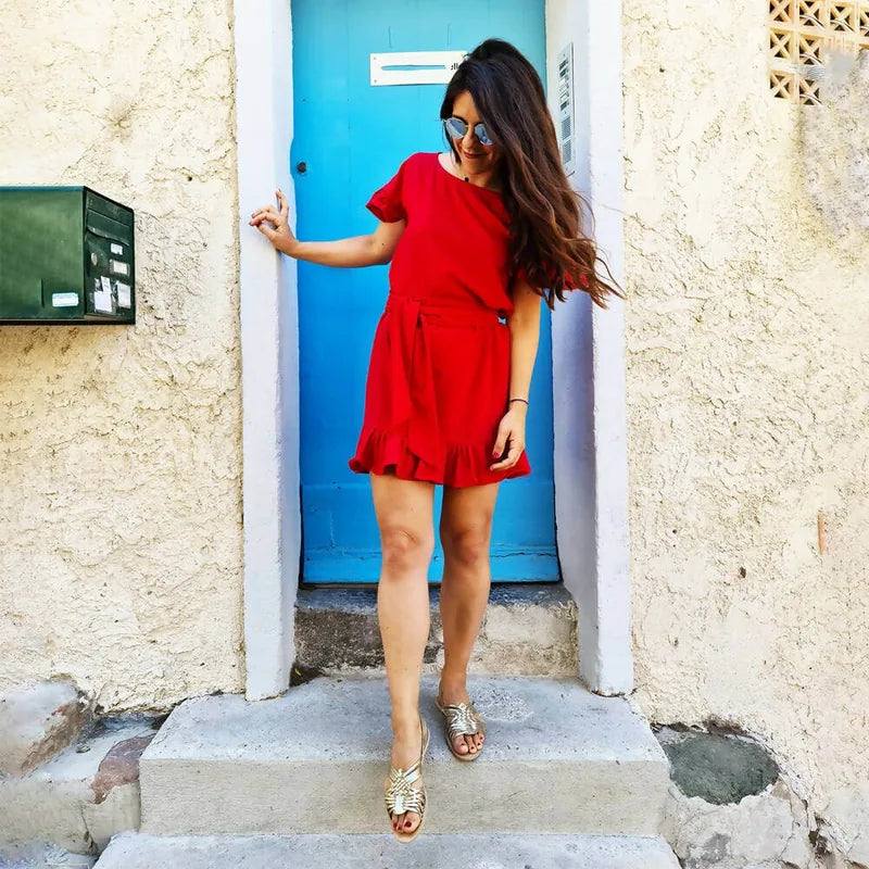 Femme portant une Blouse - Robe Embrun en rouge, idéale pour couturières débutantes, patron de couture pdf à télécharger.