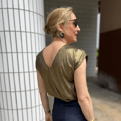 Blouse dorée vue de dos, modèle Blouse - Robe Medusa | Taille 32 à 52, patron de couture pdf à télécharger, élégant et polyvalent.