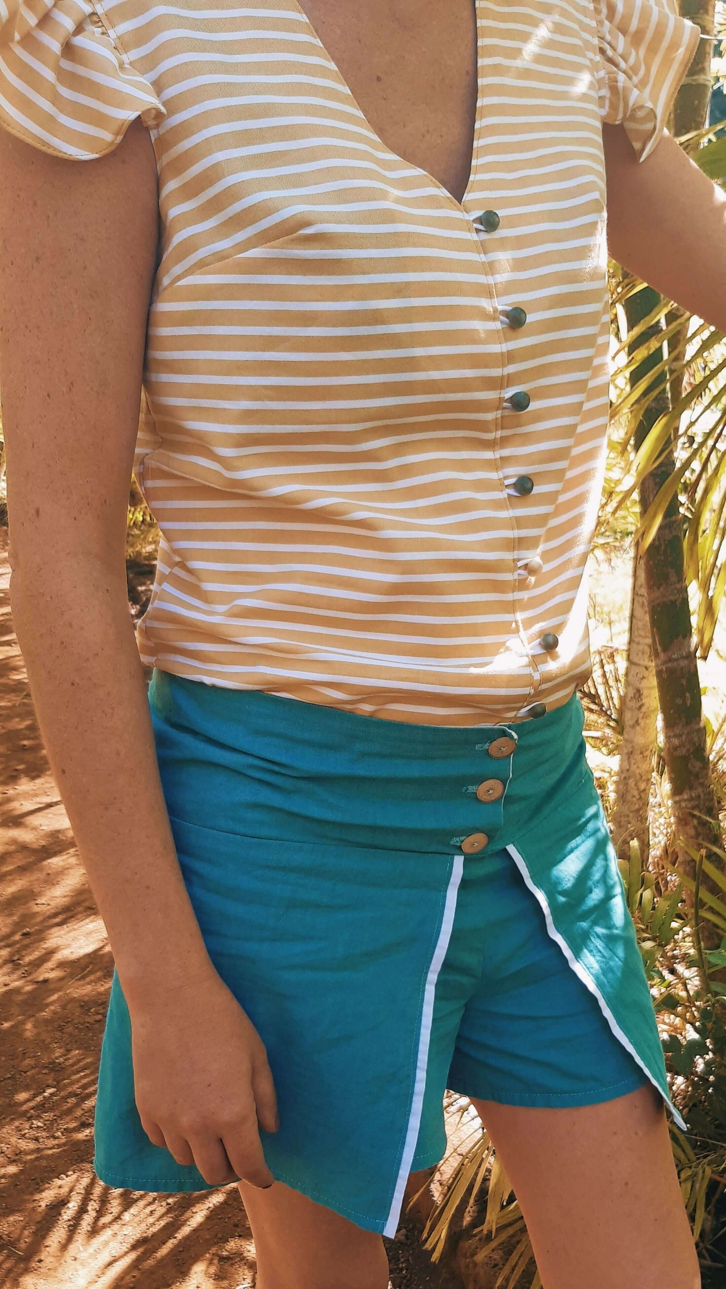 Blouse Séléné - T36 à 50 avec col en V et boutons, idéal pour couture débutant. Patron de couture PDF à télécharger, chic et romantique.