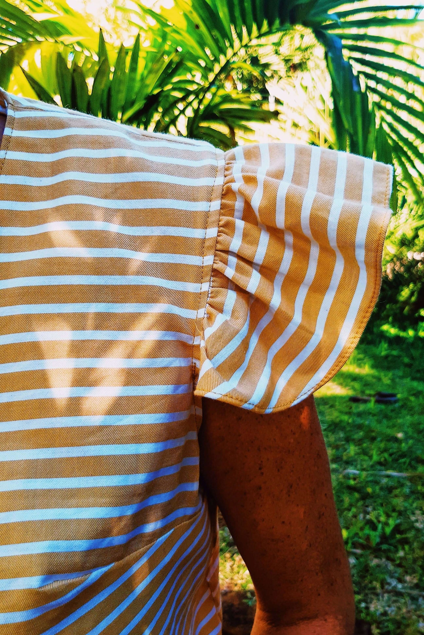 Blouse Séléné - T36 à 50 avec mancherons volantés, patron de couture PDF à télécharger, vue de près sur le tissu rayé et les détails.