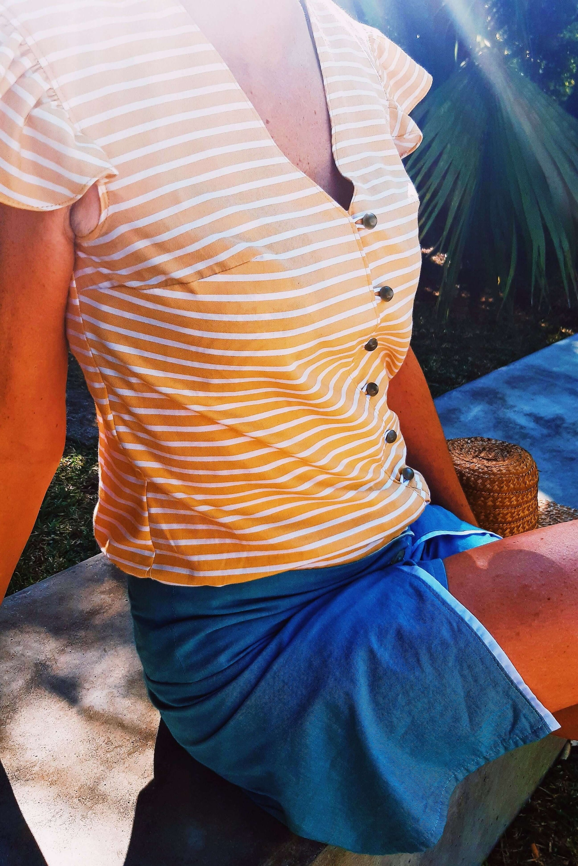 Blouse Séléné - T36 à 50 avec mancherons volantés et col en V, patron de couture PDF à télécharger, vue extérieure.