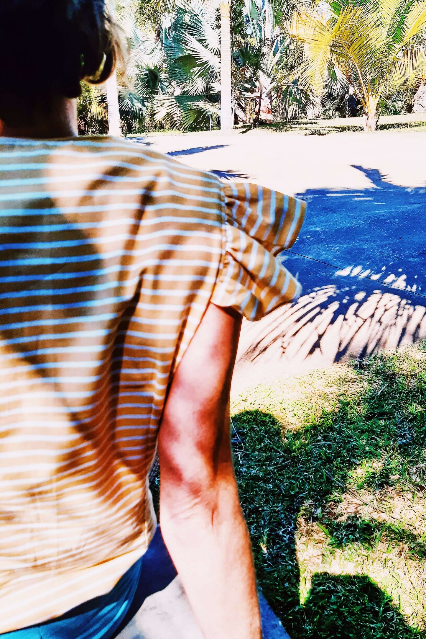 Blouse Séléné - T36 à 50 en extérieur avec mancherons volantés, patron de couture pdf à télécharger, ambiance estivale.