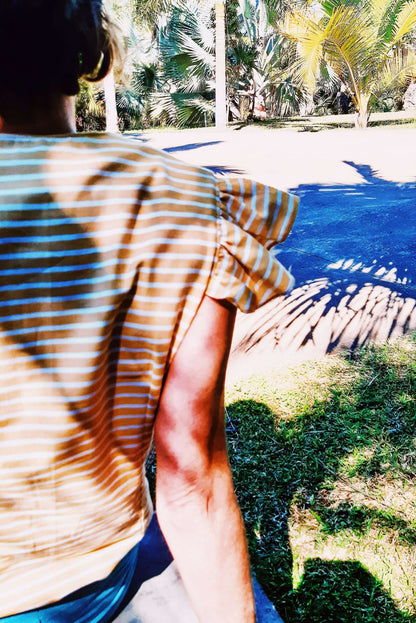 Blouse Séléné - T36 à 50 en extérieur avec mancherons volantés, patron de couture pdf à télécharger, ambiance estivale.