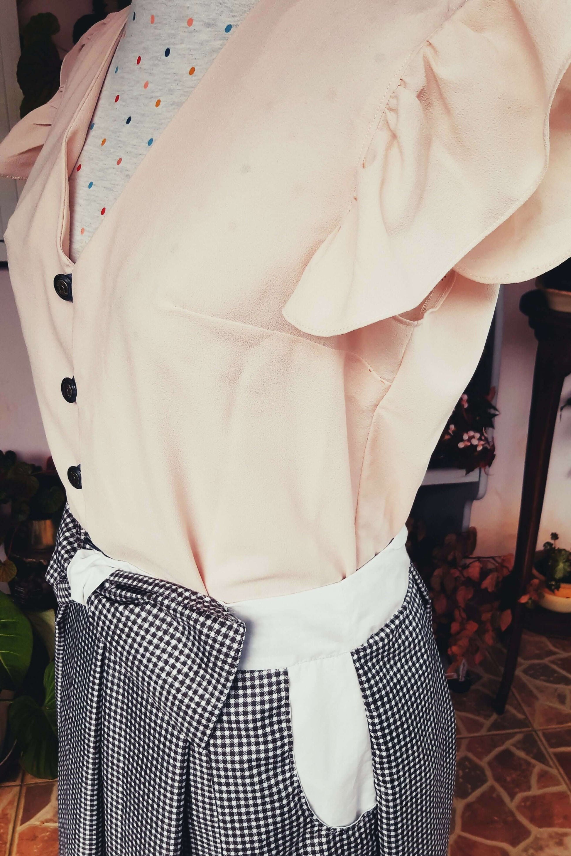 Blouse Séléné - T36 à 50 avec mancherons volantés, col en V et boutons, patron de couture PDF à télécharger.