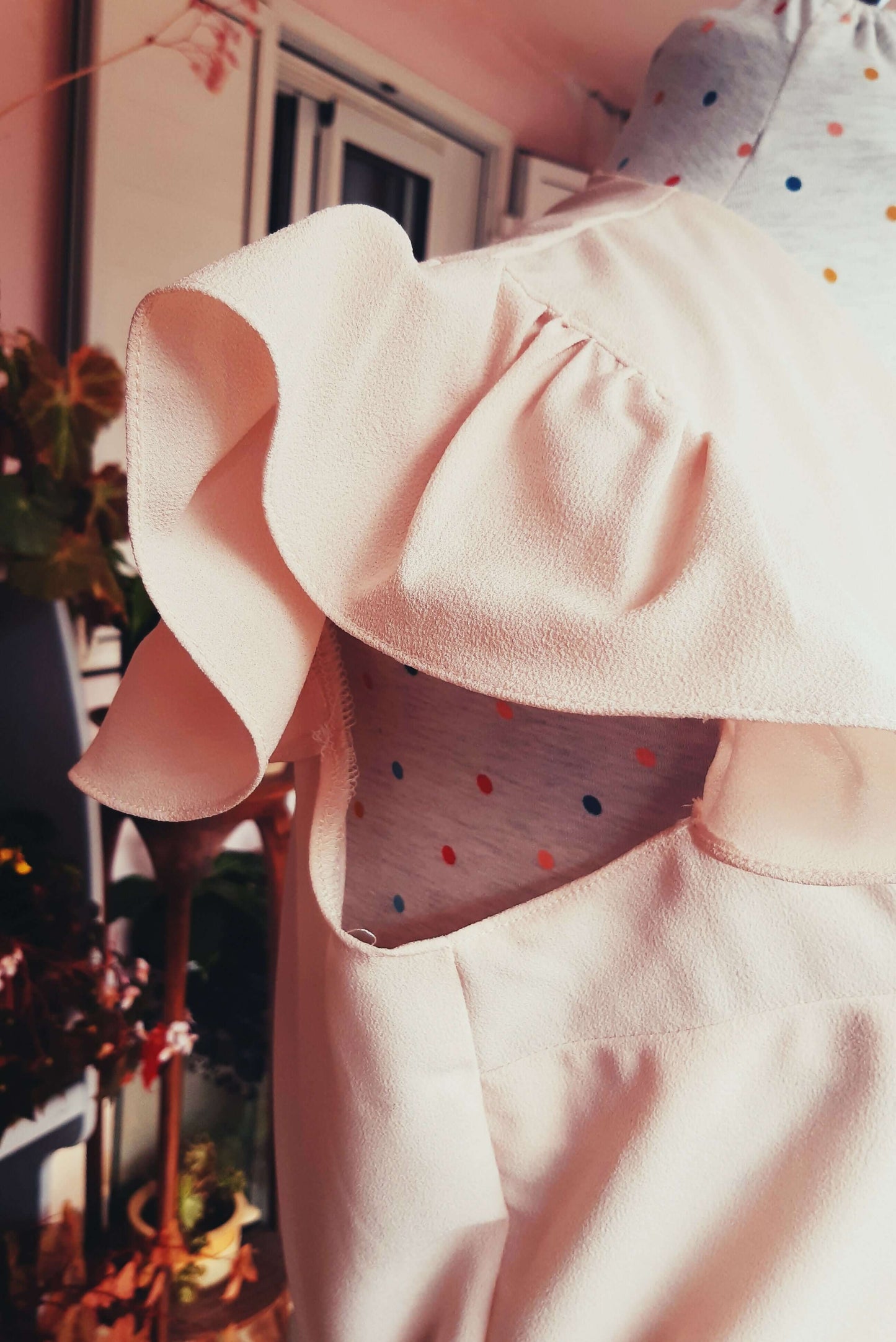 Détail des mancherons volantés de la Blouse Séléné - T36 à 50, patron de couture pdf à télécharger.