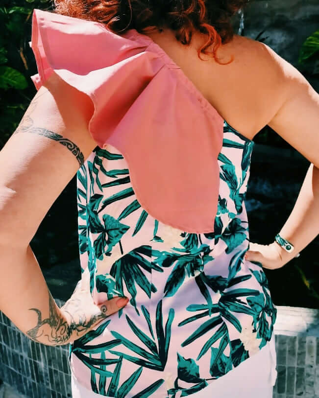 Blouse asymétrique à volant rose avec motif tropical, modèle pour patron de couture PDF, taille 36 à 50.