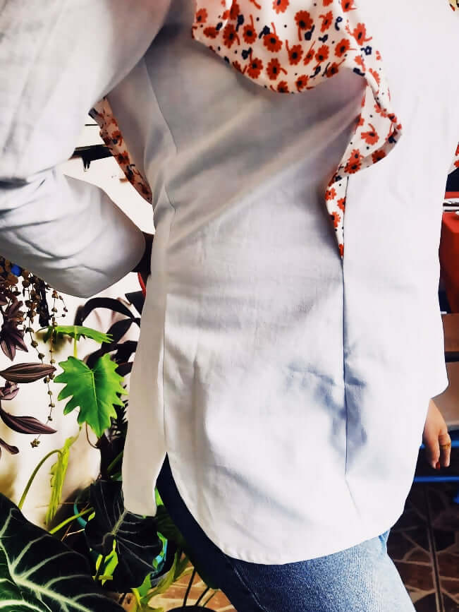 Femme portant une blouse Thalie à manches longues avec volants, notre patron de couture à télécharger en PDF.