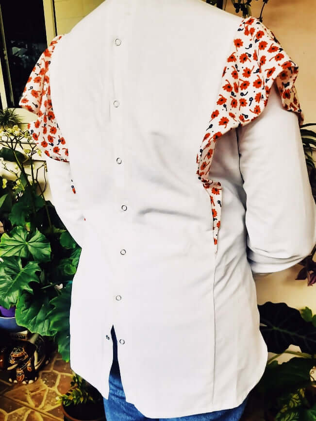 Dos de la blouse Thalie avec volants aux épaules, boutons dans le dos, parfaite pour l'hiver, patron PDF disponible en français.