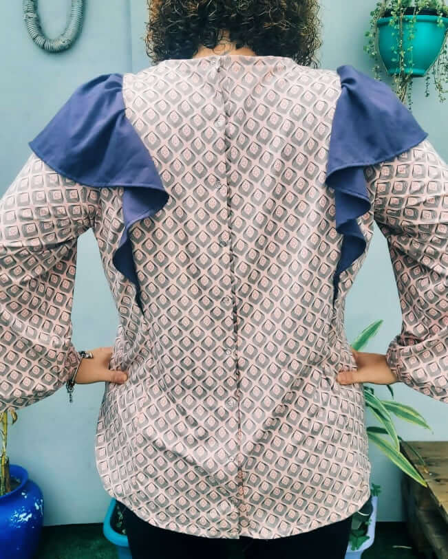 Blouse Thalie à volants pour femmes, patron de couture PDF taille 36 à 50, style élégant et confortable.