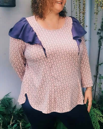 Blouse Thalie en tissu rose à motifs, col rond, volants aux épaules. Patron de couture en PDF, tailles 36 à 50.